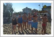 Foto di gruppo in spiaggia a Villa Marina
